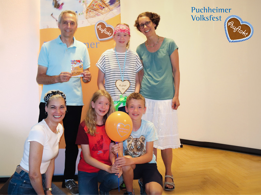 Die glückliche Gewinnerin Clara mit Familie sowie Erster Bürgermeister Norbert Seidl und Mila Zlatinov vom Volksfest-Team. Die glückliche Gewinnerin Clara mit Familie sowie Erster Bürgermeister Norbert Seidl und Mila Zlatinov vom Volksfest-Team.